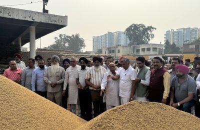 धान की फसल की लिफ्टिंग ना होने पर जालंधर भाजपा नेताओं ने दाना मंडी जाकर आढ़ती, किसानों एवं मजदूरों से मुलाकात की*