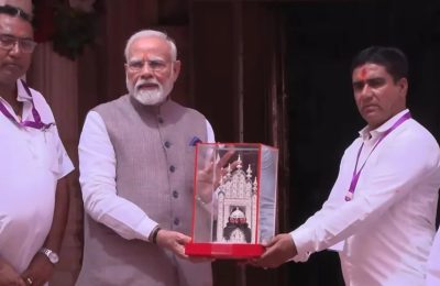 प्रधानमंत्री नरेन्द्र मोदी ने किए करणी माता मंदिर में देवी के दर्शन