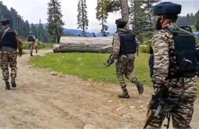 पुलवामा में 3 आतंकियों के छिपे होने की आशंका