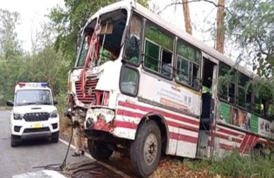 यात्रियों से भरी बस हादसे का शिकार