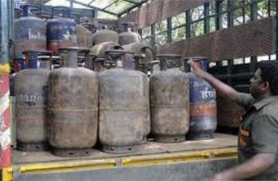 1 मई को गैस सिलेंडर हुआ सस्ता, पढें