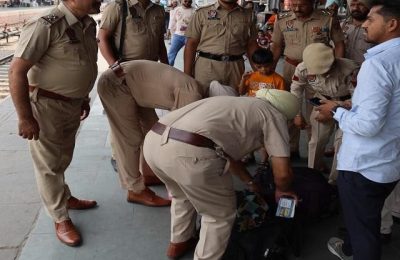 रेलवे स्टेशन पर पहुंची GRP व RPF की टीम