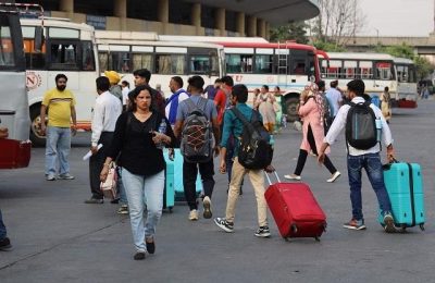 भारी परेशानियों का सामना कर रहे बस यात्री, जानें क्यों