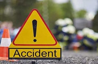 तेज रफ्तार बस और ट्रक की जोरदार टक्कर