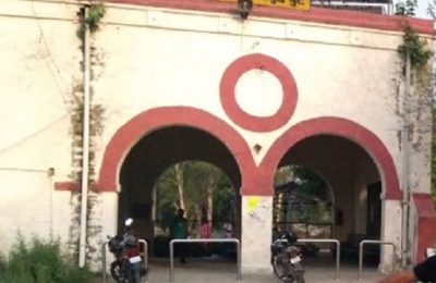 इस रेलवे स्टेशन पर माहौल तनावपूर्ण