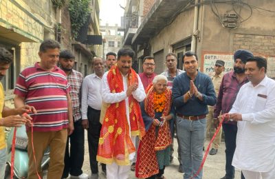 विधायक रमन अरोड़ा ने अपने हल्के के अलग अलग वार्डो में किया नई सड़कों का उद्घाटन