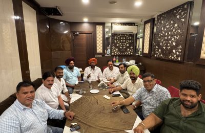 नगर निगम जालंधर में लगातार हड़ताल के चलते भाजपा पार्षदों ने की महत्वपूर्ण बैठक