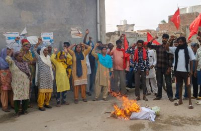 ਪੇਂਡੂ ਮਜ਼ਦੂਰ ਯੂਨੀਅਨ ਨੇ ਪਿੰਡਾਂ ‘ਚ ਮੁੱਖ ਮੰਤਰੀ ਦਾ ਪੁਤਲਾ ਸਾੜ ਕੇ ਮਜ਼ਦੂਰਾਂ ਨੂੰ ਜੇਲ੍ਹ ਭੇਜਣ ਦਾ ਕੀਤਾ ਵਿਰੋਧ ਅਤੇ ਬਿਨ੍ਹਾਂ ਸ਼ਰਤ ਰਿਹਾਈ ਦੀ ਕੀਤੀ ਮੰਗ*