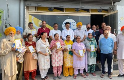 विधायक रमन अरोड़ा ने वार्ड नं 20 में बांटे बुढ़ापा पेंशन कार्ड