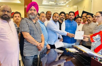पुलिस कमिश्नर को मिल भाजपा नेता बोले पुलिस प्रशासन पर दबाव बना आप सरकार के मंत्री धार्मिक भावनाओं को ठेस पहुंचाने वालो को बचा रहे*