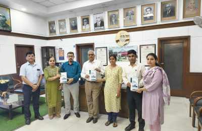 डी.ए.वी. कॉलेज जालंधर स्नातकोत्तर भौतिक विभाग की सहायक प्रोफेसर डॉ. शिवानी ढल द्वारा सौर कोशिकाओं पर पुस्तक का विमोचन।