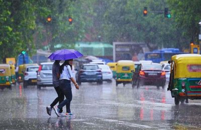 दिल्ली में मौसम मेहरबान, हुई भारी बारिश