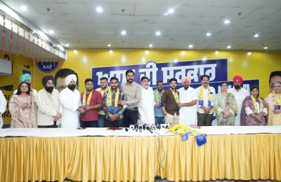 कांग्रेस की मुश्किलें बढ़ीं! लुधियाना पश्चिम से आशु के करीबी नेता अपने साथियों सहित आम आदमी पार्टी में शामिल*
