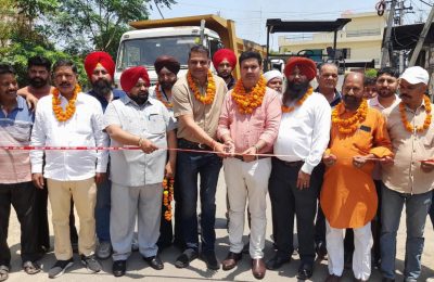 36 लाख से बनने वाली सड़क के निर्माण कार्य का मेयर विनीत धीर तथा आप नेता अतुल भगत ने किया शुभारंभ