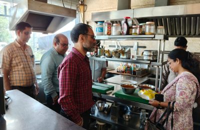 फूड सेफ्टी टीम ने जांच के दौरान  खाने-पीने वाले पदार्थों के 8 नमूने लिए
