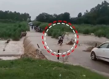 पिता-बेटी बाइक समेत पानी मे बहे, मची चीख पुकार