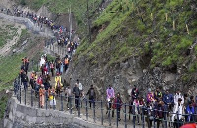 भारी बारिश के बीच तीर्थयात्रियों का भगवती नगर आधार शिविर से जत्था रवाना