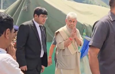 मनोज सिन्हा ने आज बालटाल आधार शिविर का किया निरीक्षण