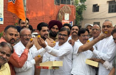 जालंधर भाजपा शहरी कार्यकर्त्ताओं ने अश्वनी शर्मा के प्रदेश भाजपा अध्यक्ष बनने पर जोश की लहर में पटाखे फोड़ और लड्डू बाट कर जशन मनाया