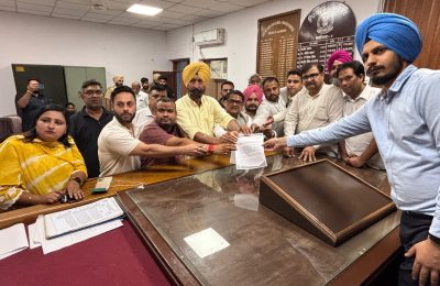 एस.डी.एम-1कैंट विधानसभा के कोट खुर्द,कोट कला,नंगल करार ख़ान,कुक्कड़ पिंड,अलीपुर की जमीन लैंड पुलिंग योजना में आने को लेकर भाजपा ने विरोध पत्र दिया*