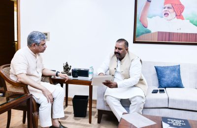 सांसद सुशील रिंकू ने आदमपुर हलके में 2 आरओबी बनाने के लिए रेलमंत्री अश्वनी वैष्णव को सौंपा मांगपत्र*