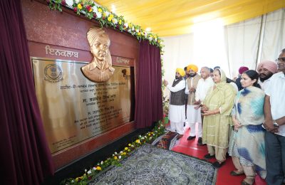मुख्यमंत्री ने शहीद ए.एस.आई. धनवंत सिंह के परिजनों को सौंपा एक करोड़ रुपये का चेक