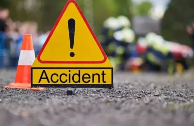 ट्रक व कार में हुई भीषण टक्कर, 4 लोगों की मौत