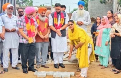 मान ने साहनी गाँव में इंटरलॉक टाइलों वाली गलियों का उद्घाटन किया