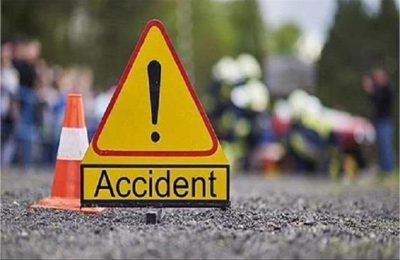 पुणे-इंदौर हाईवे पर ओवरलोड ट्रक पलटा