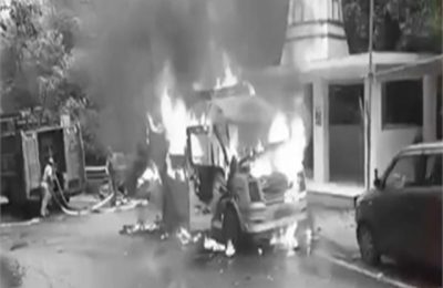 पेट्रोल पंप के पास एक टेंपो ट्रैवलर में अचानक लगी आग