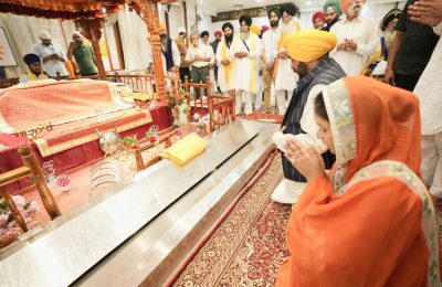 मुख्यमंत्री ने टिल्ला बाबा शेख़ फ़रीद पर माथा टेका