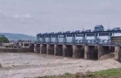 माधोपुर हेडवर्क्स का फ्लड गेट टूटने से लोग पानी में फंसे