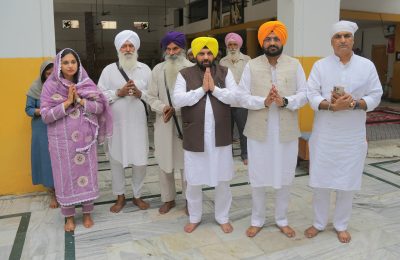 भगवंत सिंह मान और अरविंद केजरीवाल ने स्वर्गीय संजय वर्मा के परिवार के साथ दुख साझा किया