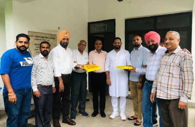 ਪੰਜਾਬ ਸਰਕਾਰ ਨੇ ਜੋ ਲੈਂਡ ਪੁਲਿੰਗ ਨੀਤੀ ਵਾਪਿਸ ਲਈ ਹੈ । ਅੱਜ ਇਸ ਦੇ ਸੰਬੰਧ ਵਿੱਚ ਕਾਂਗਰਸ ਭਵਨ ਜਲੰਧਰ ਵਿਖੇ ਲੱਡੂ ਵੰਡ ਕੇ ਖੁਸ਼ੀ ਮਨਾਈ ਗਈ