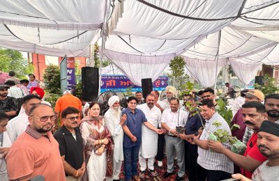 पूर्व सांसद सुशील रिंकू ने पिता स्व. श्री रामलाल जी की बरसी पर वितरित किए 1500 से ज्यादा पौधे*