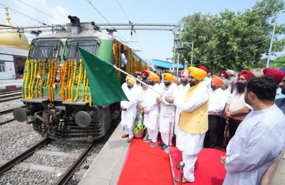 ਮੁੱਖ ਮੰਤਰੀ ਨੇ ਸ੍ਰੀ ਨਾਂਦੇੜ ਸਾਹਿਬ ਲਈ 500 ਮਹਿਲਾ ਸਰਪੰਚਾਂ ਤੇ ਪੰਚਾਂ ਦੇ ਪਹਿਲੇ ਵਫ਼ਦ ਨੂੰ ਲਿਜਾ ਰਹੀ ਟ੍ਰੇਨ ਨੂੰ ਝੰਡੀ ਵਿਖਾ ਕੇ ਰਵਾਨਾ ਕੀਤਾ*
