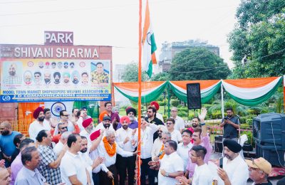 माडल टाउन मार्केट प्रधान दुग्गल ने साथियों सहित फहराया तिरंगा,शहीदों को किया नमन