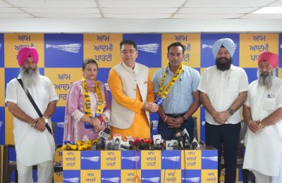 अमृतसर के दो कांग्रेसी पार्षद ‘आप’ में शामिल, मेयर मोती भाटिया की टीम को मिली मजबूती*