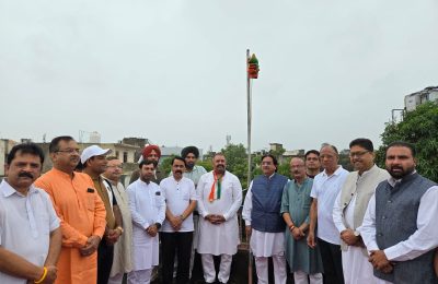 स्वतंत्रता दिवस पर भाजपा नेता व पूर्व सांसद सुशील रिंकू ने कई स्थानों पर झंडा फहराया*