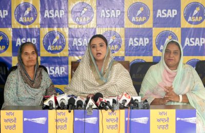 आप महिला विंग भी बाढ़ प्रभावित क्षेत्रों में सक्रिय: महिलाओं को भोजन, सेनेटरी पैड्स समेत चिकित्सा सुविधाएं करवा रहीं है मुहैया*