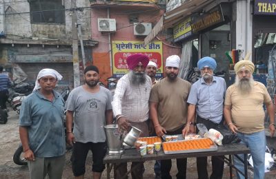 ਗੁਰੂ ਨਾਨਕ ਸਾਹਿਬ ਦੇ ਵਿਆਹ ਪੁਰਬ ਦੇ ਟੂ ਵੀਲਰ ਡੀਲਰ ਐਸੋਸੀਏਸ਼ਨ ਵੱਲੋਂ  ਲੱਡੂ ਵੰਡੇ ਗਏ ਤੇ ਚਾਹ ਲੰਗਰ ਲਾਏ ਗਏ।