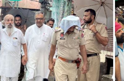 हलका प्रभारी मान और मेयर उप्पल ने भारी बारिश के दौरान लोगों की समस्याओं का जायज़ा लेने के लिए बाज़ारों का दौरा किया
