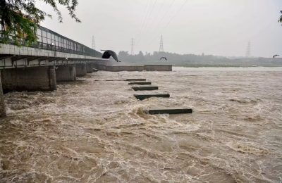 यमुना नदी का जलस्तर खतरे के निशान के पार, दिल्ली में खतरा