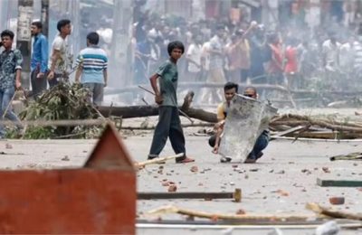 छात्रा से गैंगरेप, लोगों ने  दुकानों और घरों में लगा दी आग