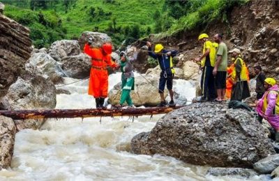 बारिश, भूस्खलन और बाढ़ ने चारों तरफ मचाई तबाही
