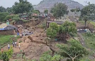 कोयला खदान में हादसा, गहरी खाई में गिरी वैन