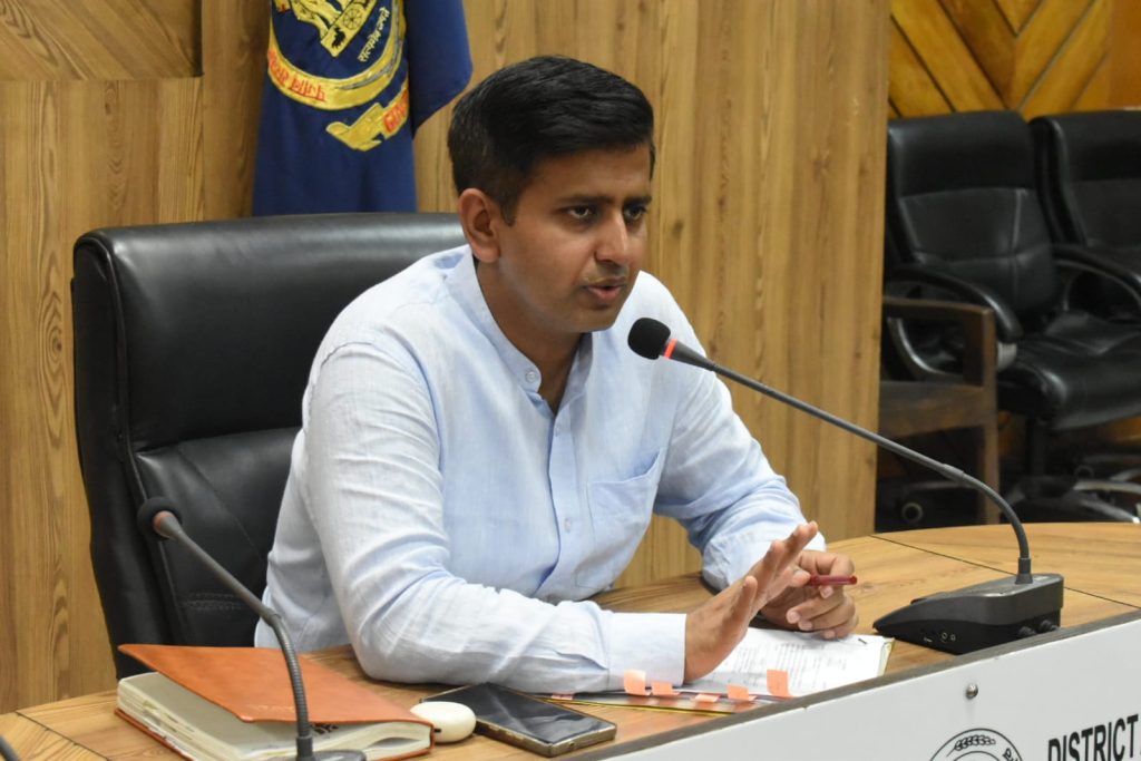 बाढ़ की स्थिति के बीच उपायुक्त ने दुकानदारों को जमाखोरी और अधिक दाम वसूलने के खिलाफ चेतावनी दी*