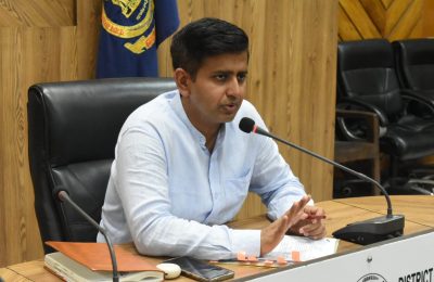 बाढ़ की स्थिति के बीच उपायुक्त ने दुकानदारों को जमाखोरी और अधिक दाम वसूलने के खिलाफ चेतावनी दी*