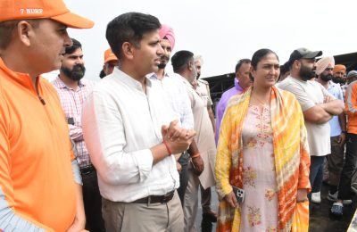 डिप्टी कमिश्नर ने सतलुज दरिया के किनारे बसे गांवों का दौरा किया, स्थानीय लोगों को हर संभव मदद का भरोसा दिया**