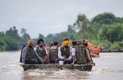 मुख्यमंत्री ने नाव से फिरोज़पुर के बाढ़ प्रभावित क्षेत्रों का दौरा किया; केंद्र सरकार से प्राकृतिक आपदाओं के कारण हुए नुकसान का मुआवज़ा बढ़ाने की मांग की
